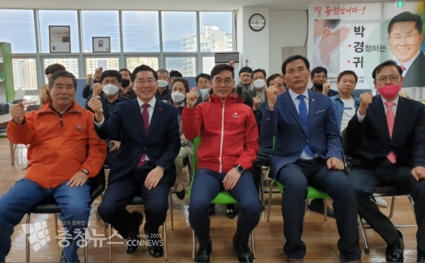 앞줄 사진 왼쪽부터 이만우 후원회장, 박경귀 아산시을 국회의원 후보, 김길년 총괄선대위원장, 현인배 아산시의회 의원, 이명수 아산시갑 국회의원 사진=박경귀 선거사무소 제공