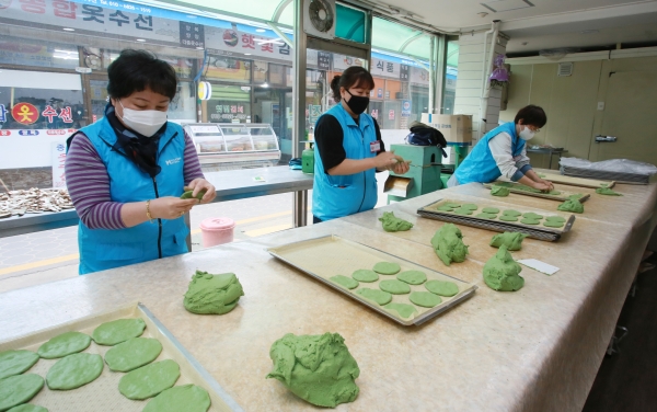 현대제철 당진제철소 마중물 주부 봉사단이 쑥개떡을 만들고 있다.