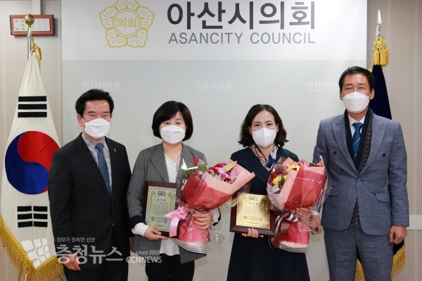 김영애 의장과 조미경 의원이 (사)국제장애인문화교류협회로부터 감사패 받아