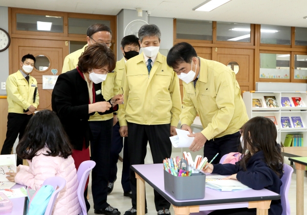 23일 부교육감 등 원격수업 점검단이 대덕초(병설유치원 포함)와 대덕고를 방문하여 긴급돌봄과 원격수업 운영 상황을 점검하였다