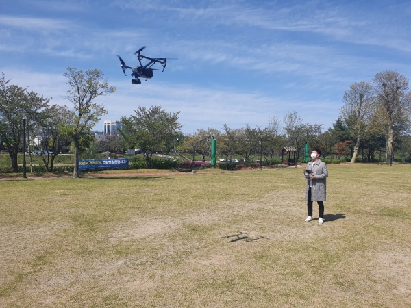 토지정보과 전병훈 주무관이 드론 영상촬영을 시연하고 있다.