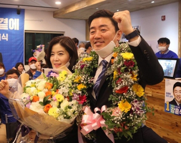 아산을 더불어민주당 강훈식 당선자 부부