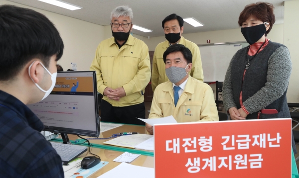 황인호 동구청장이 홍도동 행정복지센터 긴급재난생계지원금 접수 현장을 찾아 주민들의 의견을 청취하고 직원들을 격려하고 있다