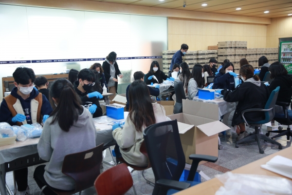 다음달 4일 대면수업 실시를 맞아 코로나19 교내 감염병 예방 및 확산 방지를 위해 재학생 및 학교 구성원 등에게 지급할 마스크 및 손세정티슈 5100세트에 대한 포장작업 실시