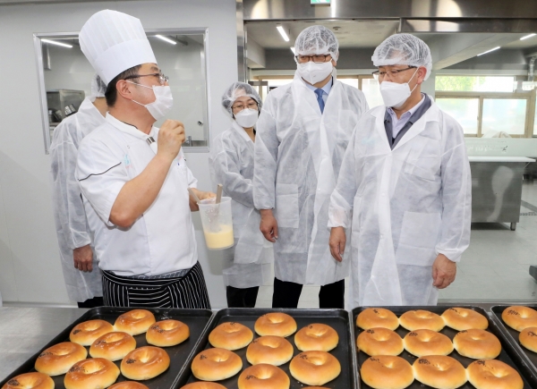 한국동그라미파트너스에 방문한 고용노동부와 한국장애인고용공단 주요 관계자들이 '베이커리센터'를 둘러보고 있다.(오른쪽부터 최창희 한국동그라미파트너스 대표, 권기섭 고용노동부 고용정책실장)