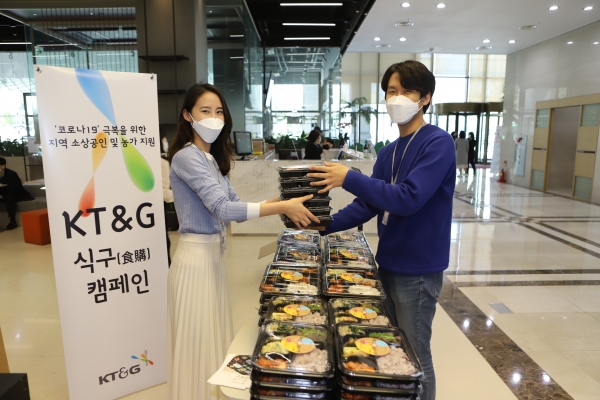 지난 23일부터 ‘식구(食購)’ 캠페인을 통해 지역경제 활성화 및 농가 지원에 나섰다. 사진은 KT&G 본사 직원들이 임직원들에게 점심식사로 전통시장에서 구매한 도시락을 제공하는 모습