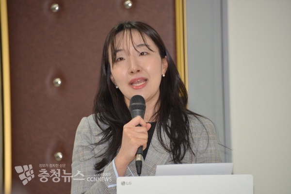 직원을 대표하여 송사하는 정숙현 주임