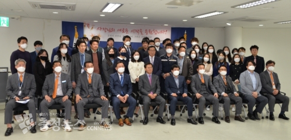 직원들과 함께 기념촬영