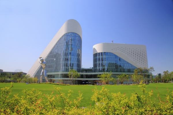 대전 유성구에 위치한 골프존조이마루 봄의 전경