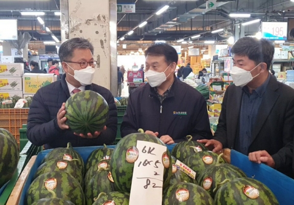 길정섭 농협충남지역본부장이 송필룡 농협대전공판장 대표로부터 농산물 수급동향을 청취하고 있다.