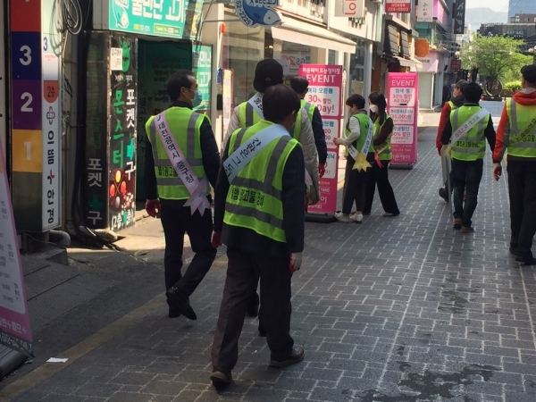 29일 중앙로 인근에서 불법광고물 근절과 건전한 광고문화 정착을 위한 캠페인을 전개했다