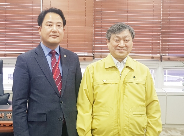 상병헌(왼쪽) 세종시의원이 박백범 교육부 차관을 예방했다.