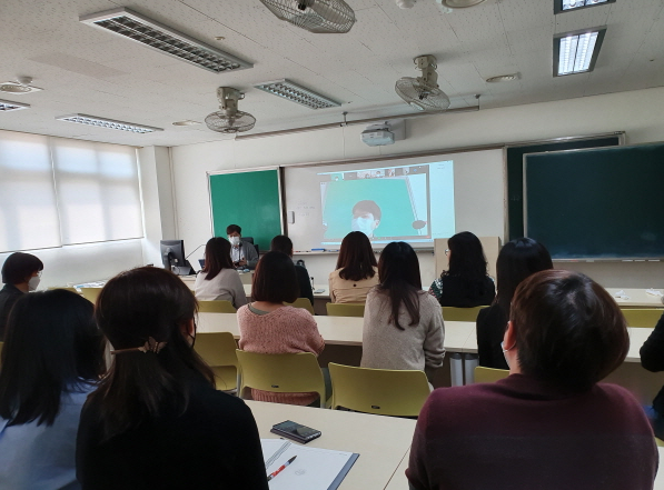 대전복수고,  한국과학창의재단에서 진행하는 ‘어서와! 온라인 수업은 처음이지?’ 등을 통해 다양한 형태의 원격수업을 진행할 수 있는 역량을 키우며 미래지향적 원격수업을 위한 체계적 준비를 하고 있다.