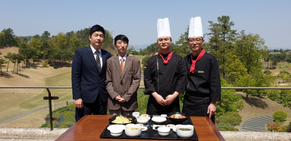 골프존카운티 화랑의 직원과 쉐프들이 반값 식사 메뉴 출시 기념촬영을 하고 있다