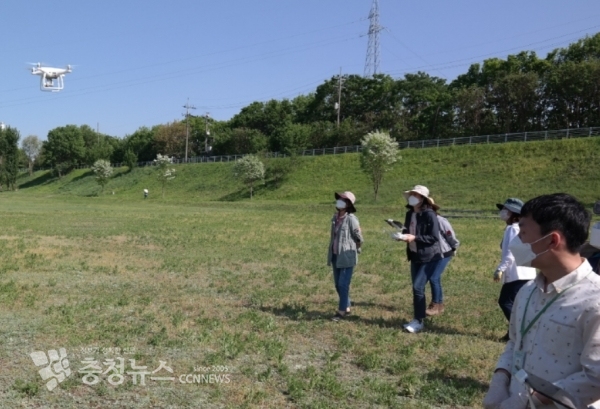 대전시 대덕구 갑천변에서 드론 담당자들의 교육