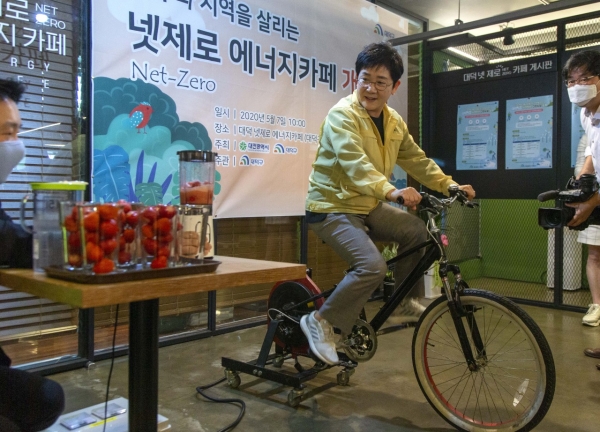 박정현 대덕구청장이 직접 ‘넷제로 체험이벤트’로 과일 주스를 만들고 있다.