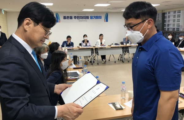 위촉장 전달하는 이춘희(왼쪽) 세종시장