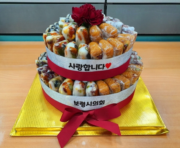 어버이날을 맞아 사회복지시설에 전달한 떡케이크