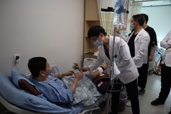 대전센텀병원, 어버이날 맞아 환자들에게 카네이션 전달