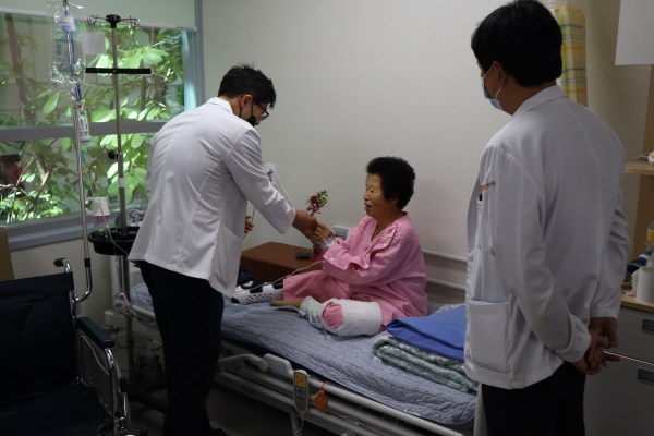 어버이날 맞아 환자들에게 카네이션 전달
