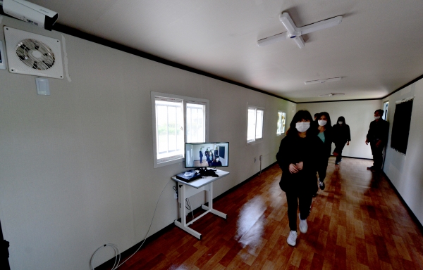 백석대학교 재학생들이 열화상카메라 부스를 통화하고 있다.