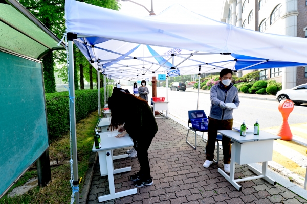 백석대학교 재학생들이 문진표를 작성하고 있다.