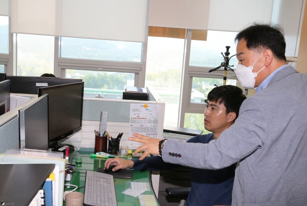 홈페이지 내 질의응답 게시판, 열린광장에 게시된 누적된 데이터를 수집 및 분석