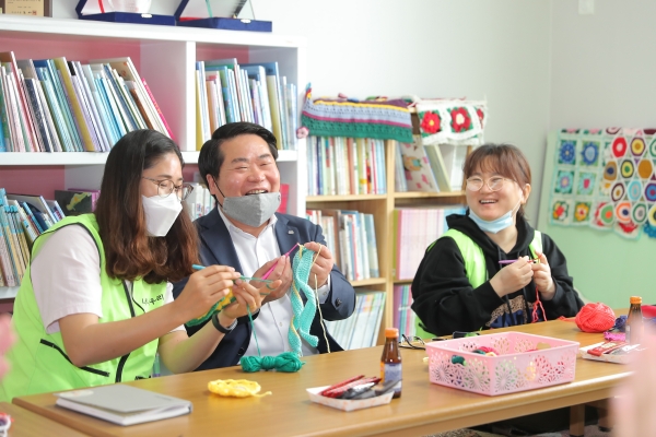 너나우리탕정마을교육공동체 돌봄공간을 방문해 간담회를 하는 오세현 아산시장