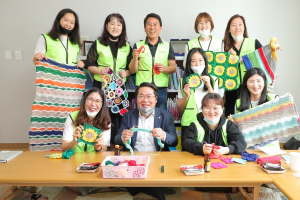 너나우리탕정마을교육공동체 돌봄공간을 방문해 간담회를 하는 오세현 아산시장