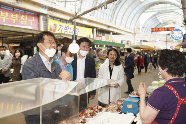 윤종인 행정안전부 차관이 지난 13일 오후 천안시를 방문해 긴급재난지원금 지원사항과 민생현장을 점검했다.