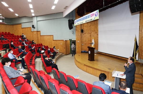 산업과학대학원 김계웅 원장은 최고관리자과정 제1기 33명의 입학생을 대상으로 지난 13일 산업과학대학 컨벤션홀에서 입학식 행사를 가졌다.