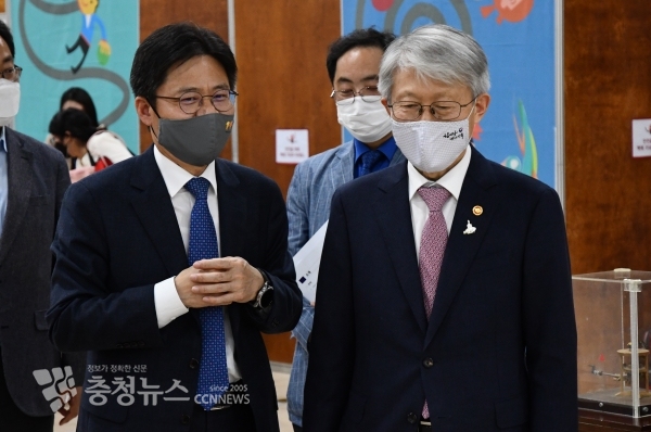 최기영(오른쪽) 과학기술정보통신부 장관이 유국희 국립중앙과학관장으로부터 설명을 듣고 있다. / 충청뉴스 이성현 기자