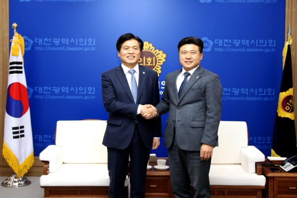 (왼쪽부터) 조승래 민주당 대전시당위원장, 김종천 대전시의회 의장