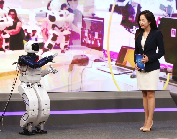 방송뉴스에 출연해 뉴스앵커로 활약한 '휴보2'