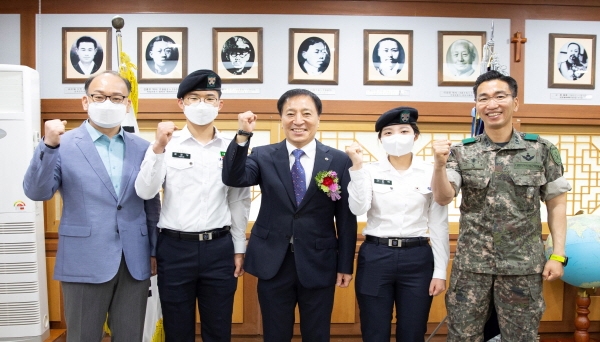 배재대 170학생군사교육단(학군단) 후보생들이 15일 김선재 배재대 총장을 찾아 카네이션을 달아준 뒤 파이팅을 외치고 있다.