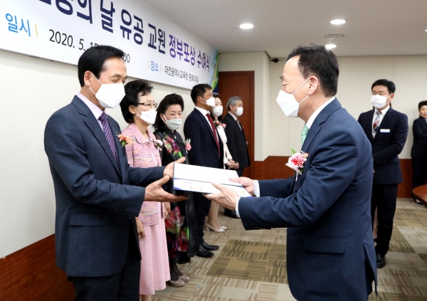 왼쪽 탄방중 교장 황현태(대통령표창), 오른쪽 설동호 대전광역시교육감