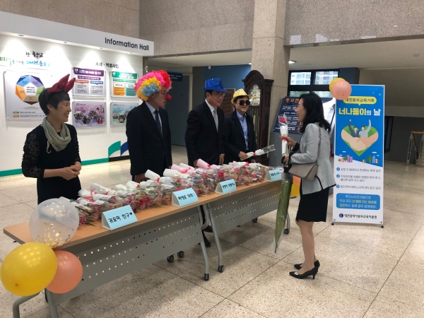 15일, 간부공무원들이 직접 참여하여 출근하는 직원들에게 청렴명언이 담긴 청렴꽃을 전달하는 청렴플라워데이 행사를 했다