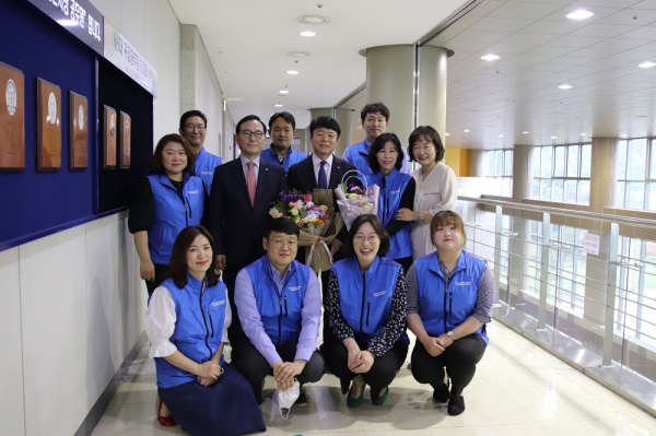 천안시 이종기 복지문화국장이 제6대 귀감공무원으로 선정돼 박상돈 천안시장과 천안시청공무원노동조합원들이 기념사진을 촬영하고 있다