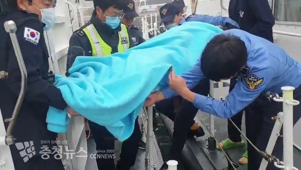 충남 태안군 가의도 주민 응급환자 A씨(84세, 여)를 긴급후송하고 있는 P-99정 해양경찰 (출처=태안해양경찰서)