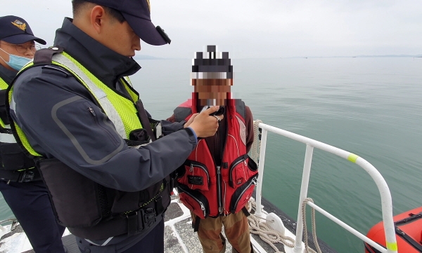 음주운항 단속중인 사진