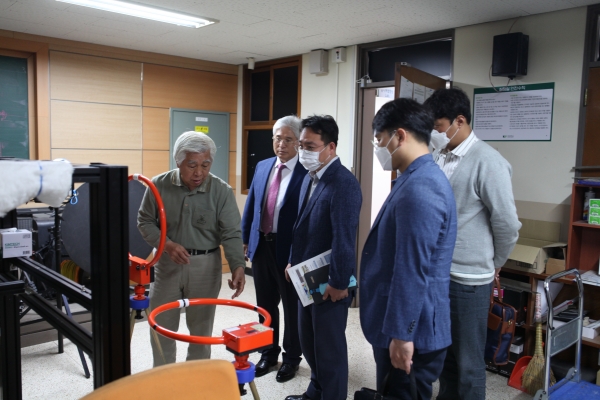 연구개발 중인 Smart GPR 기술 시연 중인 신상봉 소장(가운데), 전태현 선임연구원(오른쪽에서 두 번째), 허광희 소장(왼쪽에서 두 번째)