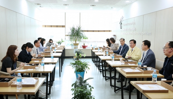 '힘내라 도시락데이'에 참여한 장종태 서구청장과 공무원들