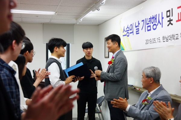 무역학과 국어교육과 등 스승이 학생들에게 장학금 지급