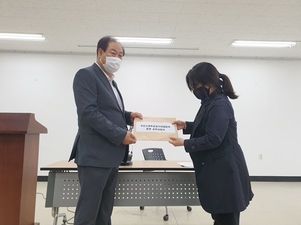 소환본부 이영석 대표가 18일 공주선관위에 신청서를 제출하고 있다