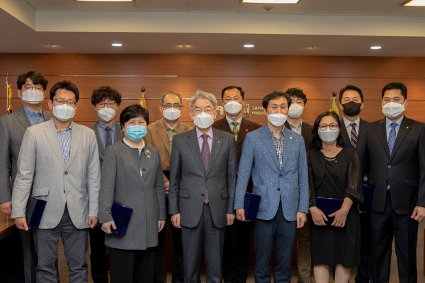 상명대 학원설립 83주년 기념 장기근속자 표창 후 단체사진