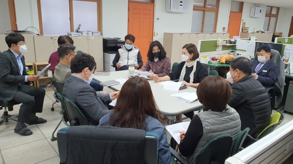 지난 3월 27일 긴급 소집된 보직교사 협의회 모습. 이날 협의회에서는 코로나19 대응을 위한 각종 학교 대책이 논의됐다.