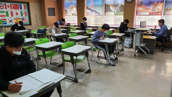 가정에서 온라인 시험을 치르기 어려운 학생들이 교내 특별실에서 전국 학력평가를 보는 장면.