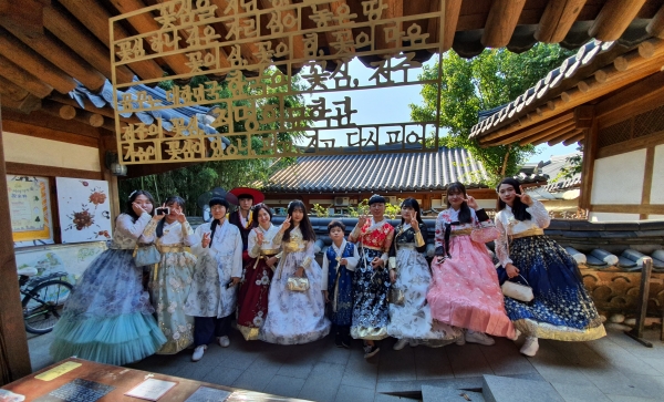 2019년 10월 전주한옥마을 최명희문학관에서의 한복 체험활동 모습.