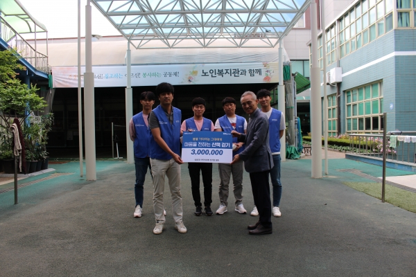 삼성SDI 천안사업장 노사협의회는 20일 천안시노인종합복지관(관장 김영운)에서 후원금(300만원) 전달식을 가졌다.