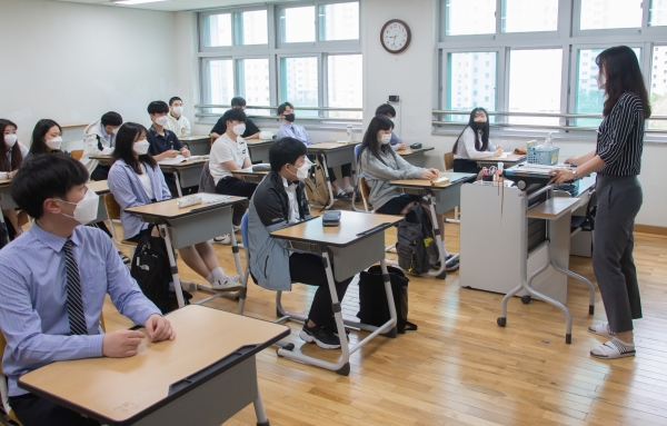 두루고 고3 학생들이 등교수업을 받고 있다.